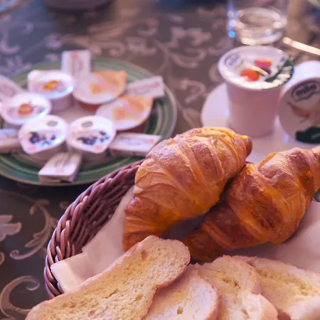 La Favorita & Ristorante Panzió Apricale